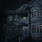 Ein großes, dunkles, zweistöckiges Haus mit vielen Fenstern und einem Balkon, bei Nacht beleuchtet.