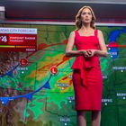 "Weather Kansas City", "Pinpoint Radar Thursday", Frau in rotem Kleid vor Wetterkarte mit Städten und Wettersymbolen.