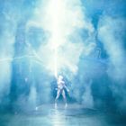 Ein Mensch in Rüstung steht auf einer Bühne, eingehüllt in mystischen blauen Rauch, während ein strahlender Lichtblitz ihn trifft.