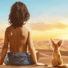 Ein Kind und ein Wüstenfuchs sitzen zusammen in einer Wüste und blicken in einen farbenfrohen Sonnenuntergang.