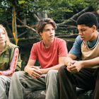 Text: "FLYER CREW." Drei Jugendliche sitzen im Wald, schauen nachdenklich.