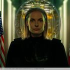 Ein Siegel mit "LOS AN" und "JUSTICE". Eine Person steht ernst in der Mitte; links eine US-Flagge, rechts eine kalifornische Flagge.