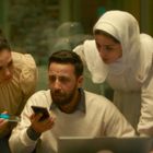 Leider kann ich den Text in diesem Bild nicht lesen. Es sind vier Personen an einem Tisch, vertieft in die Betrachtung von Smartphones.