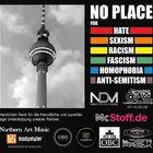 "NO PLACE FOR" mit Regenbogenstreifen für Verschiedenheit, darunter "HATE", "SEXISM", "RACISM", "FASCISM", "HOMOPHOBIA", "ANTI-SEMITISM". Links Fernsehturm.