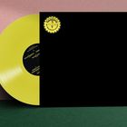 Auf einer gelben Schallplatte steht „Lord of Tangents“; daneben ein schwarzer Umschlag mit gelbem Logo oben rechts.