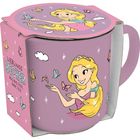 "LIEBLINGSBECHER" steht auf einer rosa Tasse mit einer lächelnden Prinzessin, umgeben von Schmetterlingen und Wolken.