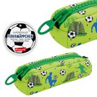 Supercooles Federmäppchen. Grünes Mäppchen mit Fußbällen, Toren und Fußballspielern. Großer, grüner Reißverschluss.