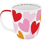 Innenrandtext: "Dich & Mich ❤ Mehr braucht es nicht." Eine Tasse mit roten, rosa und orangen Herzen auf weißem Hintergrund.