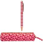 Ein gestreifter, rot-weißer Stift über einem pinken Etui mit Herzmuster und einem goldenen Reißverschluss.
