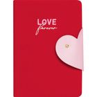 Text: "LOVE forever". Roter Umschlag mit pinkem Herz-Verschluss aus Papier.