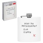 Text auf einem Flachmann: "Bist du betrunken? Ja Nein" mit rotem X bei "Nein". Verpackung zeigt selbes Design.