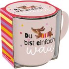 Tasse mit Text "Du bist einfach wau" und einer Illustration eines fröhlichen Hundes in einem bunten Pullover.