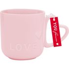 Auf einer rosa Tasse steht "LOVE", Herzsymbol darunter. Am Henkel ein rotes Etikett mit "you forever".