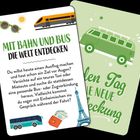 "Mit Bahn und Bus die Welt entdecken." Illustration von Bahn und Bus, Sonnenbrille und Eiffelturm.