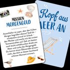 "Mission Morgengold" und "Kopf aus, Meer an" sind farbenfroh illustriert mit Strandmotiven wie Muschel und Liegestuhl.