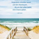 „Aufbrechen, uns vom Augenblick mitreißen lassen..." steht über einem hölzernen Steg, der zu einem welligen Meer führt.