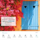 Zitat von Heinrich Heine: "Ich weiß überall in der großen Lebenswüste irgendeine schöne Oase zu entdecken." Kalendarium: 31. Mai bis 6. Juni. Links Blüten, rechts blaue Fensterläden mit Herz.