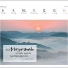 Kalender: 8. bis 14. März. Spruch: "Eine Morgenstunde ist mehr wert als zwei Abendstunden." Sonnenaufgang über Nebel und Hügeln.