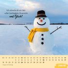 Ich wünsche dir ein Jahr voller Leichtigkeit, Zuversicht und Glück. Ein Schneemann mit Hut und gelbem Schal im Schnee. Januar-Kalender.