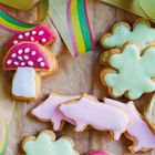 Kalender Januar 2027. Kekse in Pilz-, Kleeblatt- und Schweinformen. Spruch: "In jedem Anfang liegt ein neues Glück."