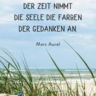 Kalenderblatt für April 2027, Zitat von Marc Aurel, bunte Papierboote am Sandstrand mit Meer im Hintergrund.