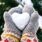 Februar 2027 Kalender und Zitat: "Alles andere ist klein gegen die Liebe." Hände halten Herz aus Schnee.