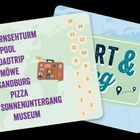 Liste mit Begriffen: Fernsehturm, Pool, Roadtrip, Möwe, Sandburg, Pizza, Sonnenuntergang, Museum. Illustration mit Koffer.