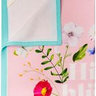 Text: "Hi blü". Rosa Stoff mit Blumenillustration und türkisfarbenem Rand.