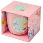 Text: "Zeit für mich." Rosafarbene Box mit bunten Schmetterlingen verziert. Enthält eine Tasse oder Kerze.