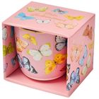 Text: „Mein Glücksmoment“. Bunte Schmetterlinge auf rosa Hintergrund, auf einer Tasse und Verpackung.