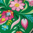 Stoff mit bunter, floraler Stickerei in Rosa, Blau und Gelb auf grünem Hintergrund.