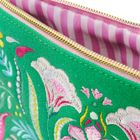 Kein sichtbarer Text. 

Eine grüne Tasche mit floralen Stickereien und einem goldenen Reißverschluss. Innen rosa-weiß gestreift.