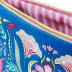 Ein blauer Stoff mit floralen Stickereien in Pink und Weiß. Ein goldener Reißverschluss, das Innenfutter rosa-weiß gestreift.