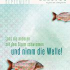 "Lass die anderen mit dem Strom schwimmen und nimm die Welle!" zeigt Fische mit bunt gemusterten Schuppen.
