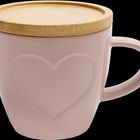 Große, rosafarbene Tasse mit Herzmotiv und passendem Bambusdeckel.