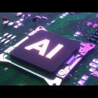 Text „AI“ auf einem leuchtenden Chip, eingebettet in eine bunte, detaillierte Leiterplatte.