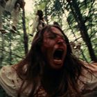 Eine Frau mit blutigem Gesicht schreit im Wald, darüber hängen Puppen in den Bäumen.
