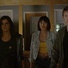 Ich kann diesen Text nicht sehen. Drei Personen stehen überrascht in einem Raum mit Computertisch und Holzakzenten.