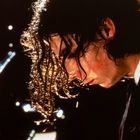 Nasse Haare, konzentrierter Blick, starke Lichtreflexe spiegeln sich auf einem Klavier.