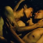 Zwei Menschen liegen eng umschlungen auf einem dunklen, funkelnden Hintergrund.