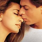 Ich kann keine Texte oder spezifische Personen in dem Bild erkennen. Zwei Menschen in einer nahen, vertrauten Pose.