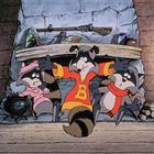 Ein Waschbär mit rotem Pullover und "B", flankiert von zwei weiteren Waschbären, in einer gemütlichen Kaminzimmer-Illustration.