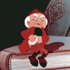 Ein kleiner, älterer Mann mit weißem Haar und roter Kleidung sitzt auf einem Buch und hält ein Taschentuch.