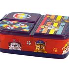 Bunte Brotdose mit Comic-Hunden, Pfotenabdrücken und einem farbigen Abzeichen.