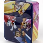 Eine Illustration mit fröhlichen Cartoon-Welpen in bunten Uniformen auf einer Brotdose.