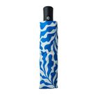 Ein blauer und weißer Taschenschirm mit wellenförmigem Muster. Der Griff ist schwarz.