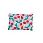 Eine Tasche mit Kirschen-Muster, rote Kirschen und grüne Blätter auf weißem Hintergrund, weißer Reißverschluss oben.
