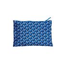 Ein rechteckiges Etui mit blau-weißem geometrischem Muster und einem Reißverschluss oben.