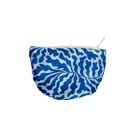 Ein Täschchen mit blauen und weißen Wellenmustern, oben mit einem weißen Reißverschluss.