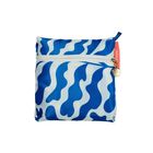 Text auf rotem Etikett: "ACLEON". Blau-weiß gemusterte Tasche mit Reißverschluss und rundem, goldfarbenen Anhänger.